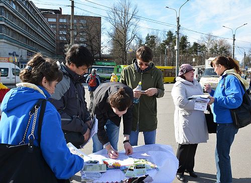 圖1-5：了解真相後民眾紛紛簽名，譴責中共活摘法輪功學員器官罪惡