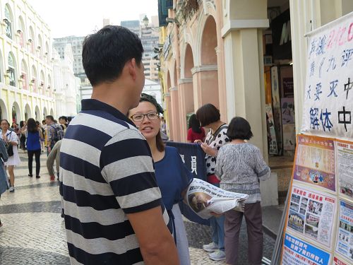 大陸民眾細心聆聽法輪功學員講述真相