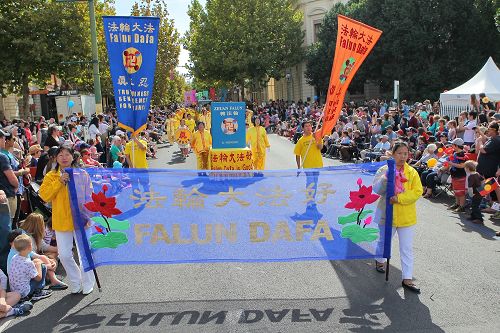 法輪功學員參加了一年一度澳洲維省班迪戈市的復活節大遊行