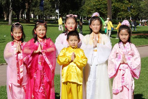 法輪功小弟子們向李洪志師父恭祝生日快樂