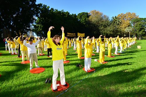 法輪功學員在悉尼海德公園集體煉功