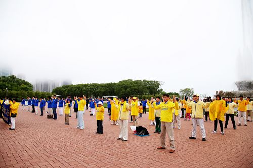 芝加哥法輪功學員集體煉功