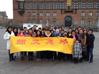 圖：丹麥法輪功學員在哥本哈根市政廳廣場恭賀師尊生日快樂