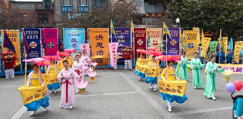 圖：法輪功學員在花園角廣場舉行慶祝法輪大法日活動