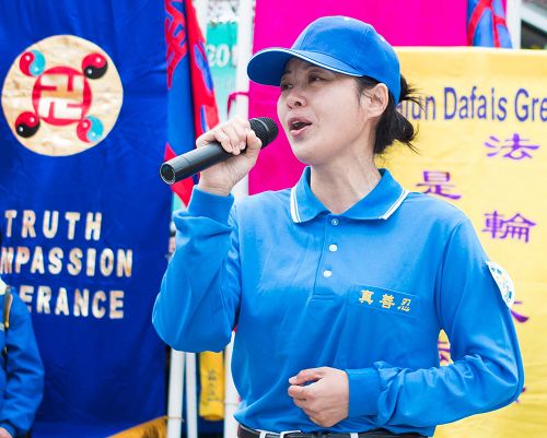 圖：天國樂團成員胡女士在演唱