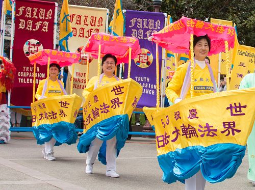 圖：69歲的楊麗阿姨(右一)跳起歡快的旱船秧歌舞蹈