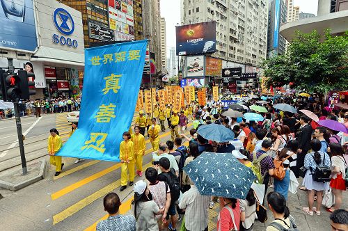 圖14-15：世人都知「法輪大法好」、「世界需要真善忍」