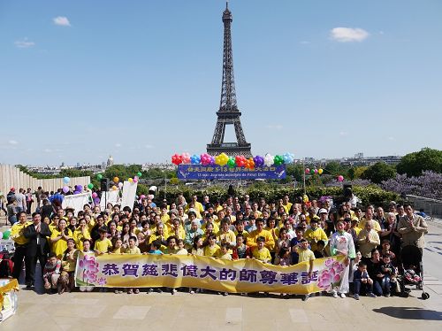 圖1：法國法輪功學員合影恭祝師尊生日快樂