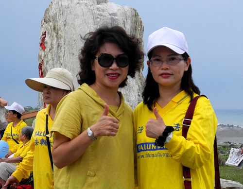 圖3：台東市地政士公會前理事長廖月瑛（左）祝願法輪功弘揚全世界。