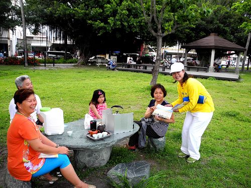 圖6：法輪功學員將大法美好傳遞給台東海濱公園休閒的民眾。