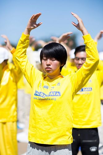 慶祝法輪大法日，洛杉磯學員在聖莫妮卡碼頭公園集體煉功。