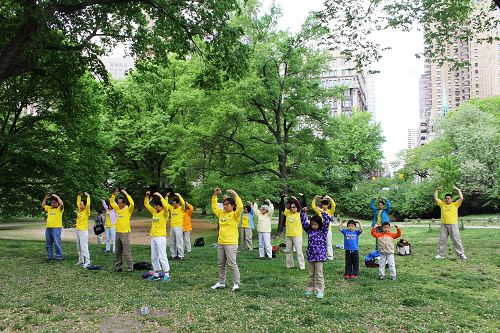 法輪功學員在紐約市曼哈頓區的中央公園煉功