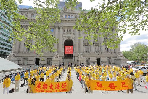 法輪功學員在紐約寶林綠公園集體煉功