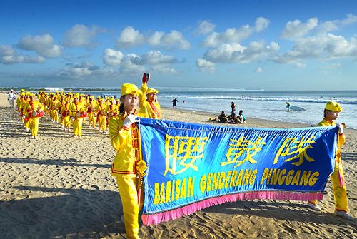 遊行的主題是「法輪大法好-慶祝世界法輪大法日