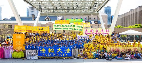 二零一五年五月十七日，多倫多法輪功學員在市政廣場慶祝法輪大法傳世二十三週年。