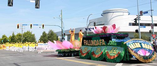 法輪功學員參加慶祝維多利亞日遊行受到市民熱烈歡迎