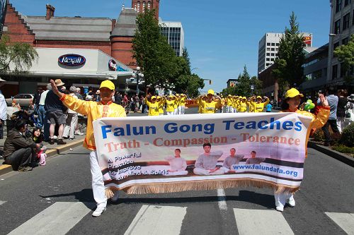 法輪功學員參加慶祝維多利亞日遊行受到市民熱烈歡迎