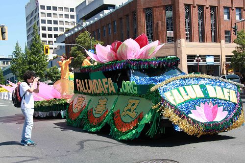 市民讚歎「真善忍」花車散發祥和，引人注目。