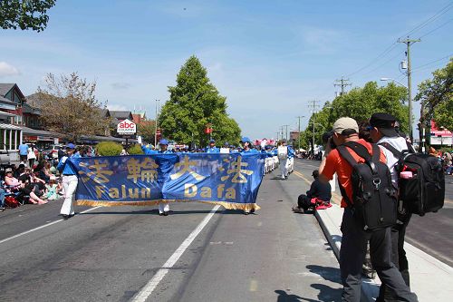 市民紛紛拍攝和歡迎法輪功學員遊行隊伍。