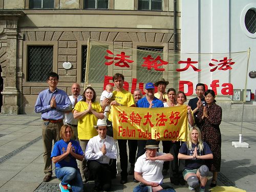 德國巴伐利亞南部及奧地利薩爾斯堡部份法輪功學員恭祝師尊華誕