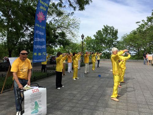 奧德薩市大法弟子集體演煉功法