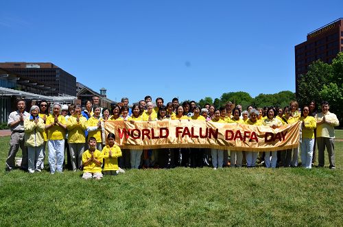 大費城地區的部份法輪功學員近百人在費城自由鐘廣場慶祝法輪大法日