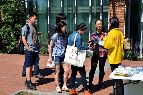 法輪功學員向中國遊客介紹法輪功真相