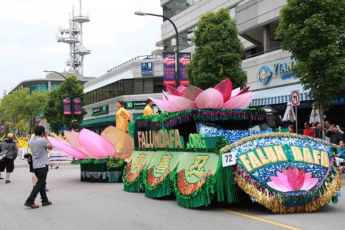 「真善忍」花車展現美好祥和，受到市民歡迎。