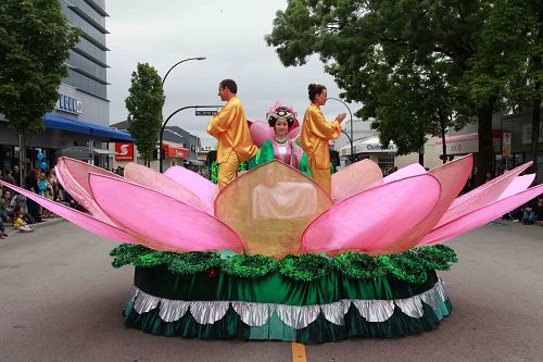 「真善忍」花車展現美好祥和，受到市民歡迎。