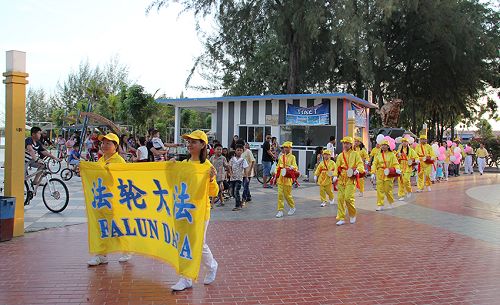 法輪功腰鼓隊在新奧卡裏那公園裏表演