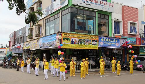 法輪功學員在巴淡島波塔尼阿市場演示功法