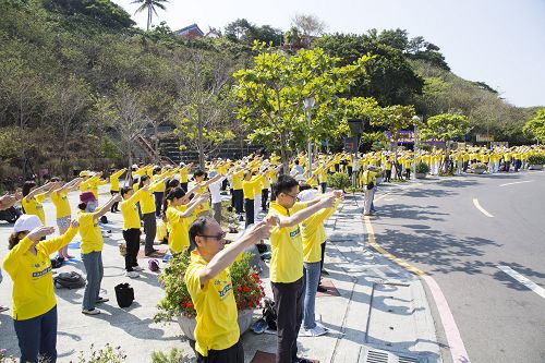 高雄地區法輪功學員於二零一五年五月三日在著名景點西子灣慶祝「世界法輪大法日」。