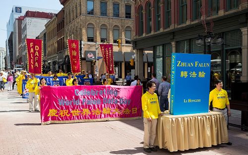 慶祝五一三，法輪功學員在渥太華的主要路口舉行遊行