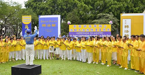 新加坡法輪功學員合唱《普天同慶》等五首歌曲，與民眾共慶世界法輪大法日。