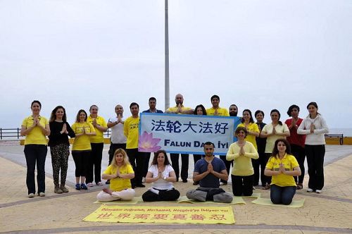 學員們集體合影，慶祝世界法輪大法日