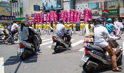 活動吸引了眾多民眾放慢腳步，停下來了解真相，很多純樸善良的市民更夾道歡迎。