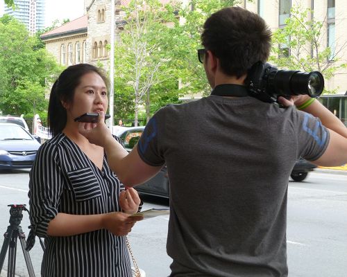 一位原意大利專業記者、現在加拿大的自由撰稿人經過活動現場，被現場的氣氛吸引，他停下來拍照並做採訪