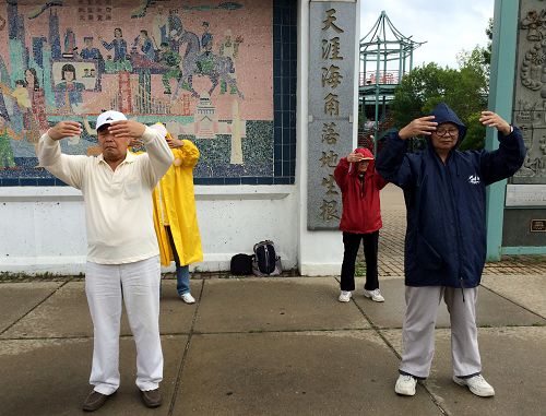 圖一：老年大法弟子在細雨中安詳的煉功