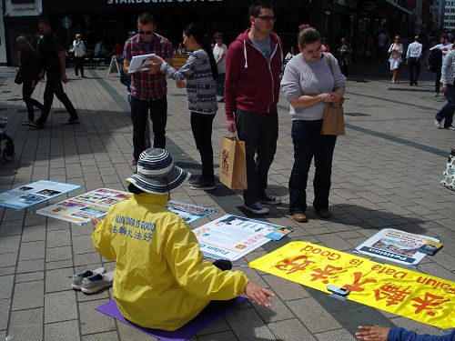 北愛爾蘭法輪功學員在貝爾法斯特市中心阿瑟廣場（Arthur Square）舉行徵簽反迫害活動