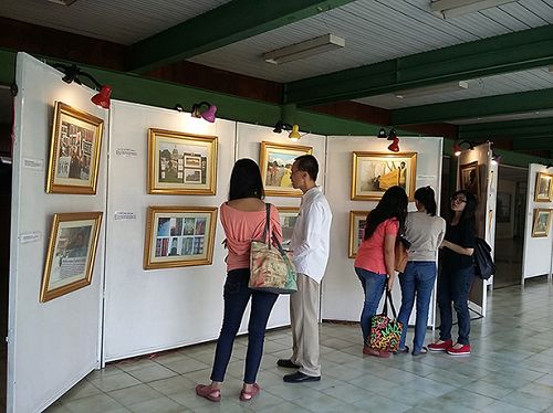 學校師生觀看圖片展