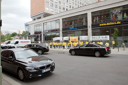 上海市委書記的車隊從和平請願的法輪功學員前駛進市政廳