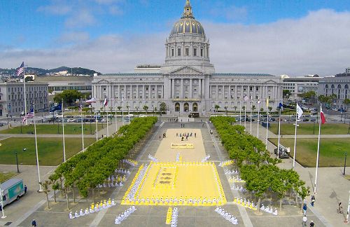 四百多名法輪功學員在舊金山市府前排字煉功