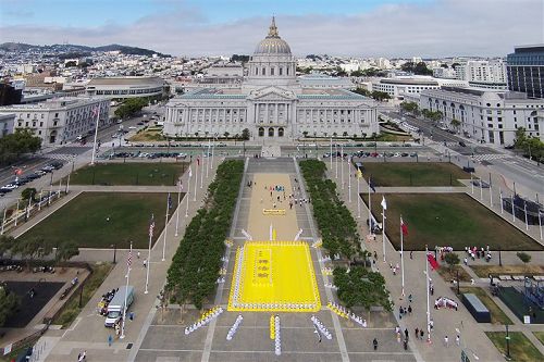 四百多名法輪功學員在舊金山市府前排字煉功