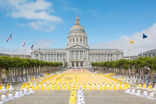 四百多名法輪功學員在舊金山市府前排字煉功