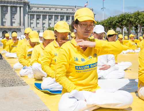 法輪功學員在舊金山市府前煉功