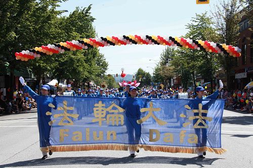 圖1-5：溫哥華法輪功學員參加本拿比市脫帽節遊行，受到民眾歡迎