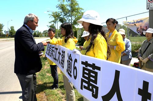 圖2：安大略省議員麥克勞倫（Jack MacLaren）到場聲援，並和法輪功學員握手交流。