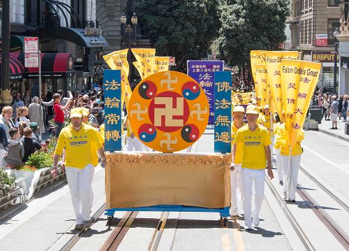 遊行隊伍經過市中心