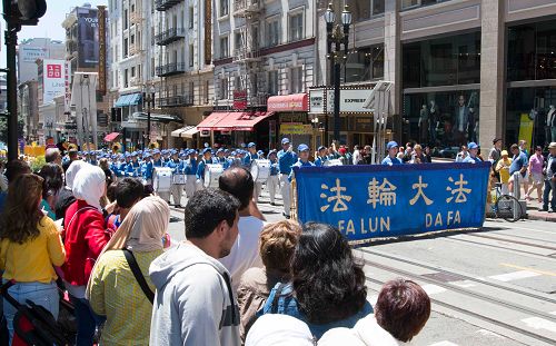 遊行隊伍經過市中心