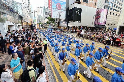 圖2-3：民眾爭相拍攝天國樂團的英姿。